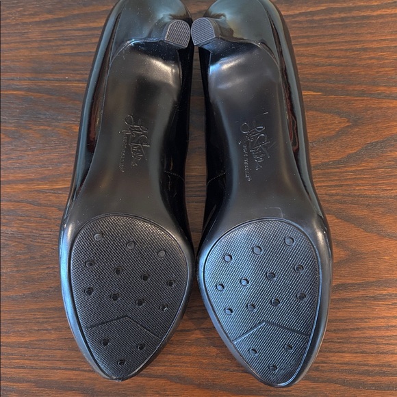 Life Stride Black Patent Leather Parigi Pumps - Picture 5 of 10
